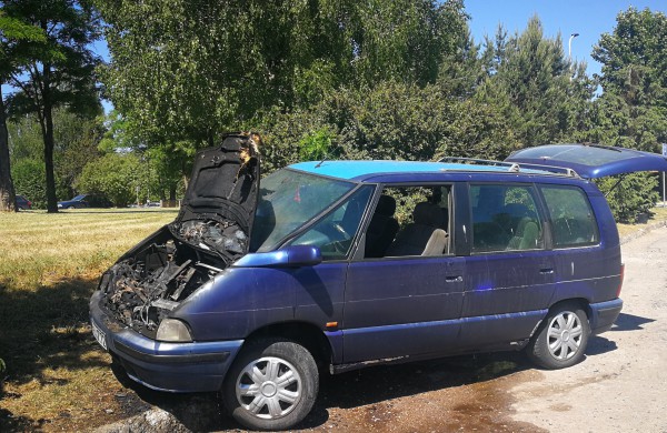 Dėl elektros instaliacijos gedimo užsidegė automobilis