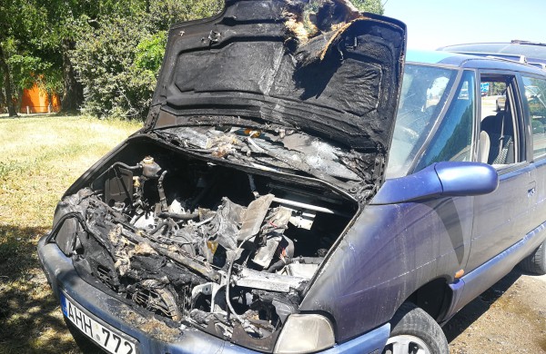 Dėl elektros instaliacijos gedimo užsidegė automobilis