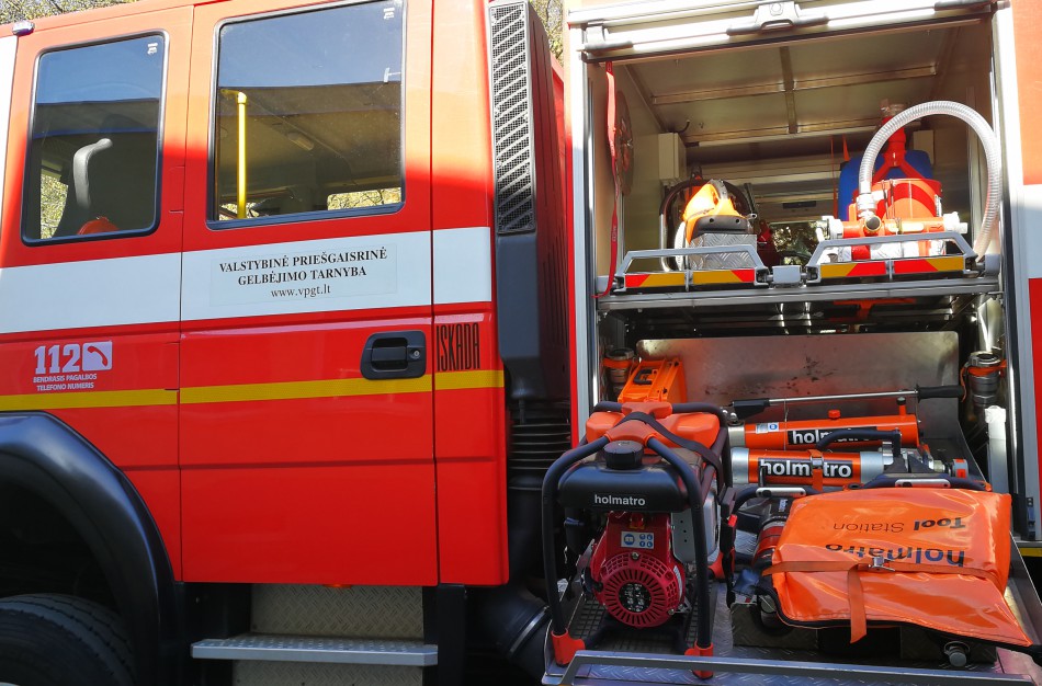 Nuvirtę medžiai, degančios tvoros ir smilkstanti miško paklotė