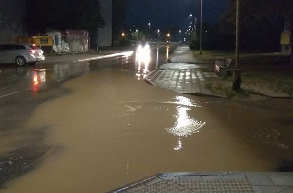 Dėl vandentiekio avarijos atsivėrusi smegduobė „prarijo“ automobilį 