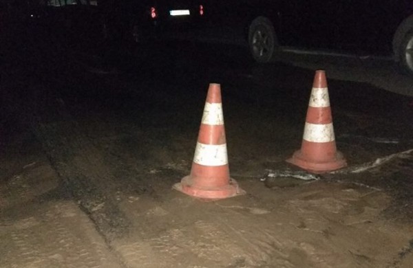 Dėl vandentiekio avarijos atsivėrusi smegduobė „prarijo“ automobilį 