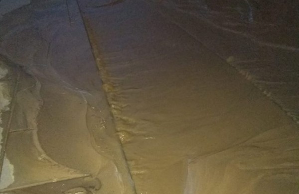 Dėl vandentiekio avarijos atsivėrusi smegduobė „prarijo“ automobilį 