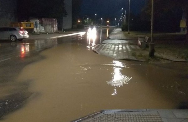 Dėl vandentiekio avarijos atsivėrusi smegduobė „prarijo“ automobilį 