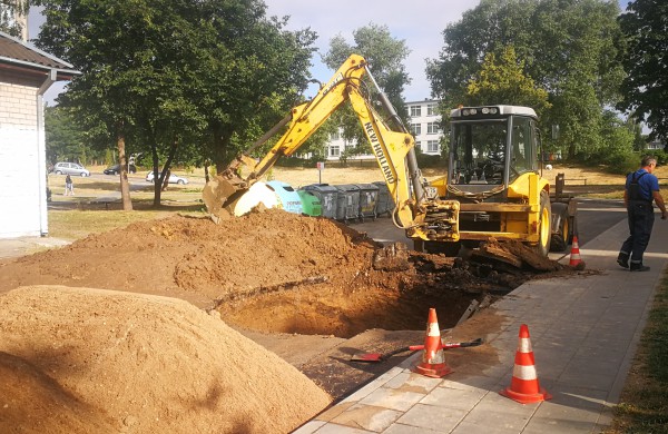 Dėl vandentiekio avarijos atsivėrusi smegduobė „prarijo“ automobilį 