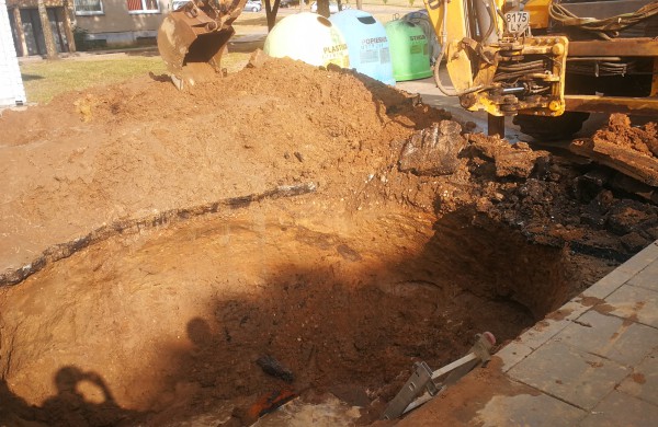 Dėl vandentiekio avarijos atsivėrusi smegduobė „prarijo“ automobilį 