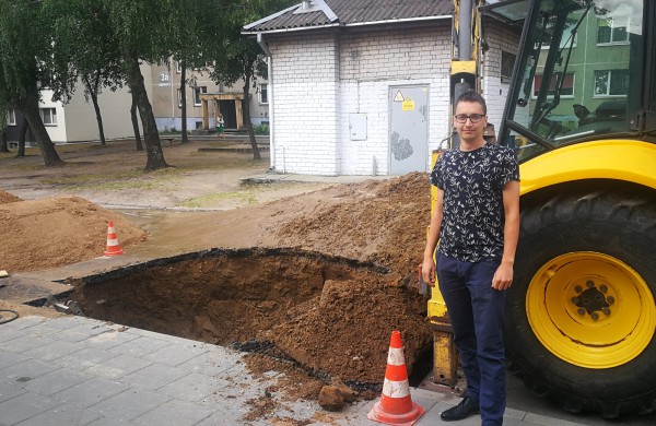 Dėl vandentiekio avarijos atsivėrusi smegduobė „prarijo“ automobilį 