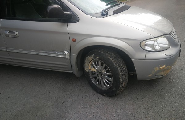 Dėl vandentiekio avarijos atsivėrusi smegduobė „prarijo“ automobilį 