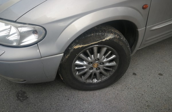 Dėl vandentiekio avarijos atsivėrusi smegduobė „prarijo“ automobilį 