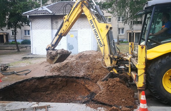 Dėl vandentiekio avarijos atsivėrusi smegduobė „prarijo“ automobilį 