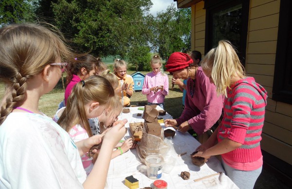 Įdomi veikla edukacinėje stovykloje „Amatų pynė“