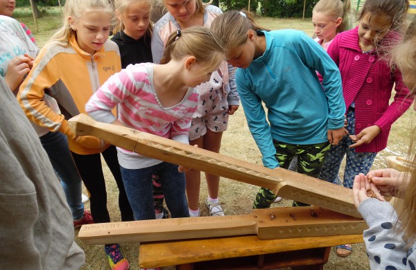 Įdomi veikla edukacinėje stovykloje „Amatų pynė“