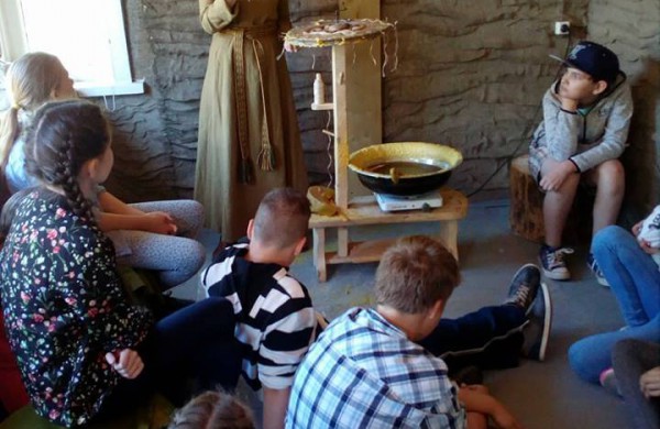 Įdomi veikla edukacinėje stovykloje „Amatų pynė“