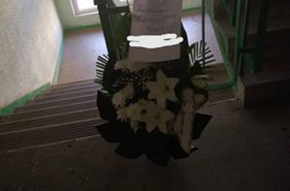 „Dovana“ besilaukiančiai moteriai – laidotuvių vainikas prie durų 