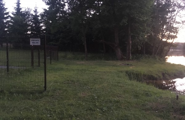 Skaitytoja: „Ar įstatymiškai draudžiama prieiga prie tvenkinio?"