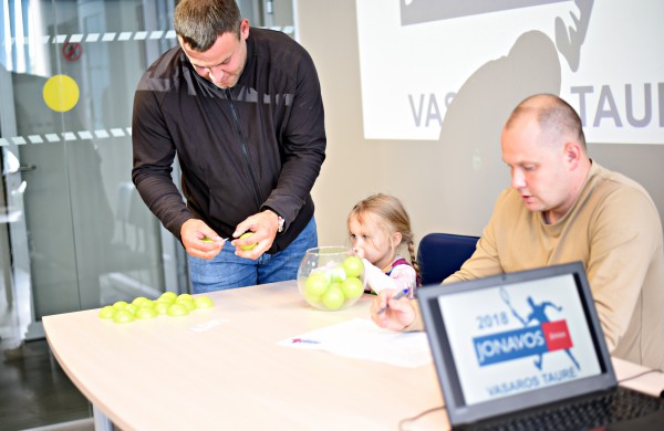 Burtų keliu ištraukti pirmi „Jonavos žinios“ taurės susitikimai