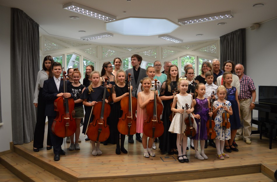 Jaunosioms violončelistėms pagyrimų negailėta