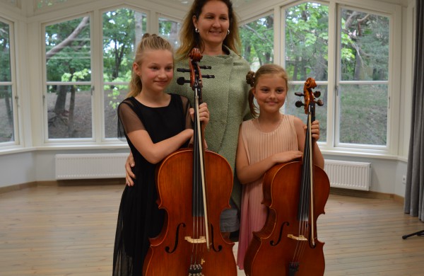 Jaunosioms violončelistėms pagyrimų negailėta