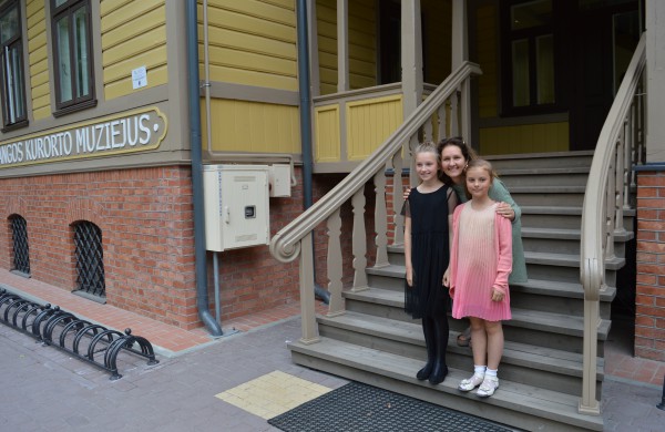 Jaunosioms violončelistėms pagyrimų negailėta