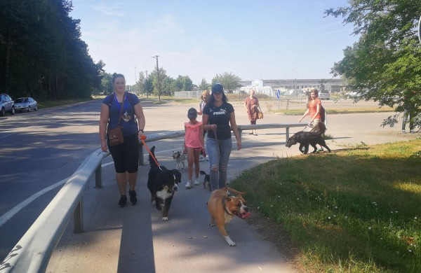 Jonavoje įvyko pirmasis žygis su augintiniais