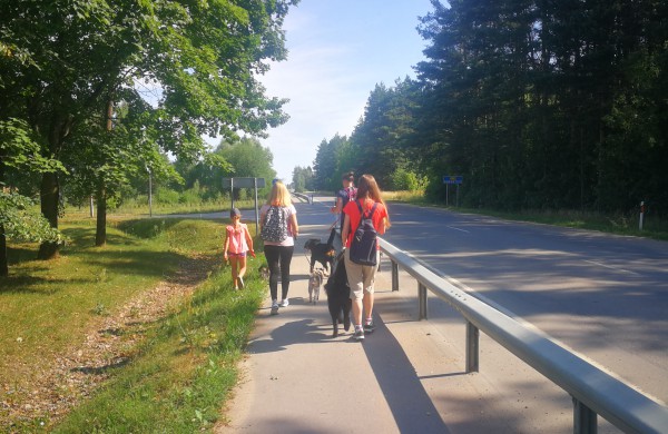 Jonavoje įvyko pirmasis žygis su augintiniais