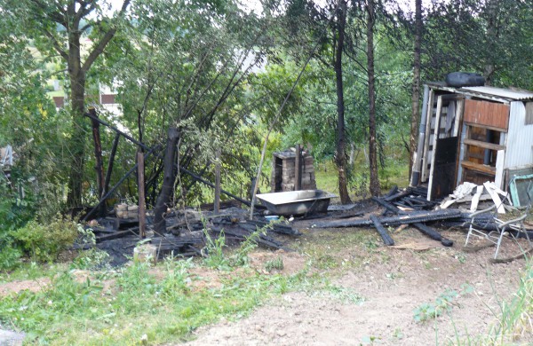 Sekmadienį sudegė sodo namelis ir išdegė butas 