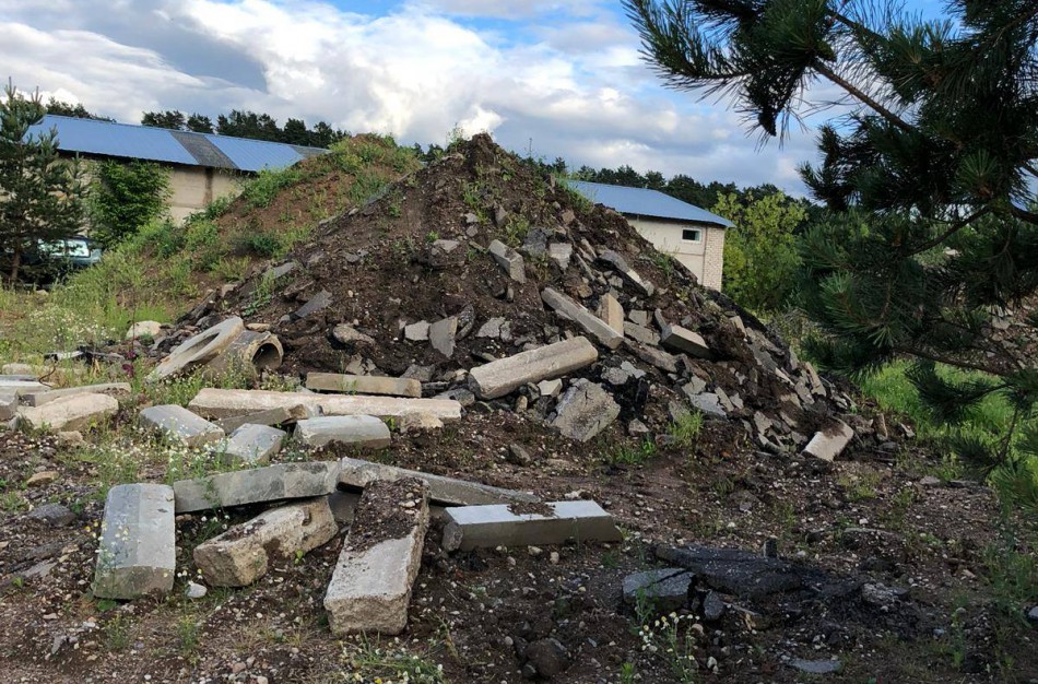 Neries upės šlaito atodangoje aptiktas statybinių atliekų sąvartynas