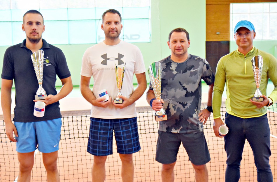 Pasibaigė teniso turnyras „Jonavos žinių“ taurei laimėti