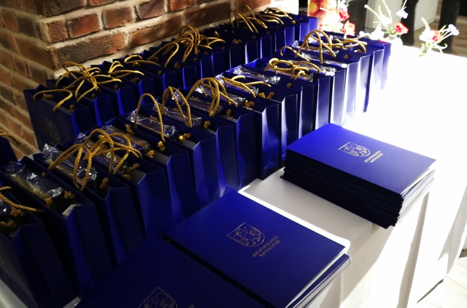 Šiandien pirmą kartą Jonavoje pagerbti mokiniai „šimtukininkai“ 