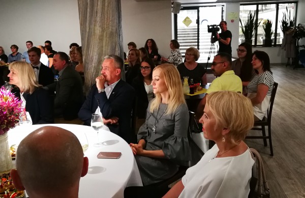 Šiandien pirmą kartą Jonavoje pagerbti mokiniai „šimtukininkai“ 