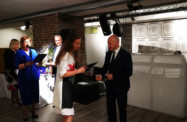 Šiandien pirmą kartą Jonavoje pagerbti mokiniai „šimtukininkai“ 