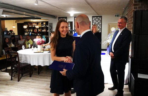 Šiandien pirmą kartą Jonavoje pagerbti mokiniai „šimtukininkai“ 