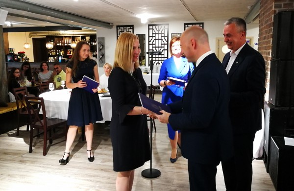 Šiandien pirmą kartą Jonavoje pagerbti mokiniai „šimtukininkai“ 