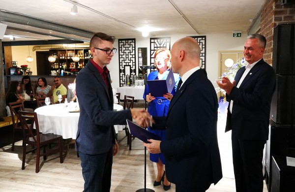 Šiandien pirmą kartą Jonavoje pagerbti mokiniai „šimtukininkai“ 