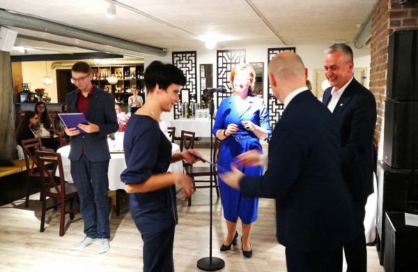 Šiandien pirmą kartą Jonavoje pagerbti mokiniai „šimtukininkai“ 