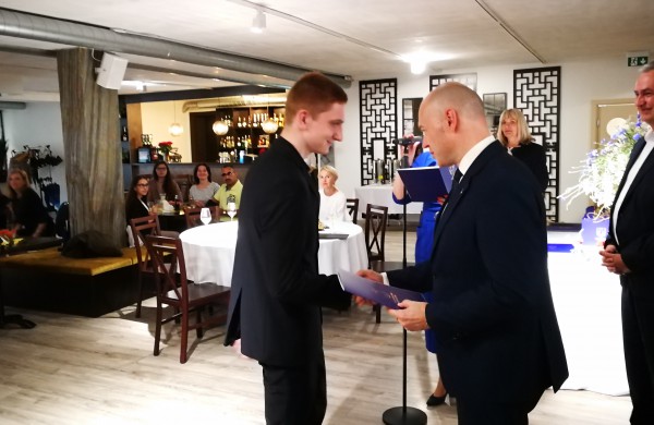 Šiandien pirmą kartą Jonavoje pagerbti mokiniai „šimtukininkai“ 