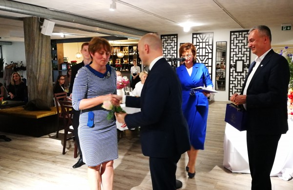 Šiandien pirmą kartą Jonavoje pagerbti mokiniai „šimtukininkai“ 