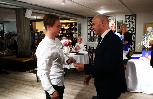 Šiandien pirmą kartą Jonavoje pagerbti mokiniai „šimtukininkai“ 