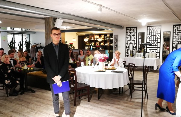 Šiandien pirmą kartą Jonavoje pagerbti mokiniai „šimtukininkai“ 