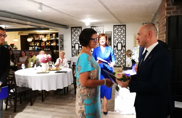 Šiandien pirmą kartą Jonavoje pagerbti mokiniai „šimtukininkai“ 