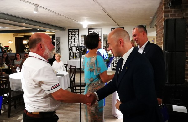 Šiandien pirmą kartą Jonavoje pagerbti mokiniai „šimtukininkai“ 