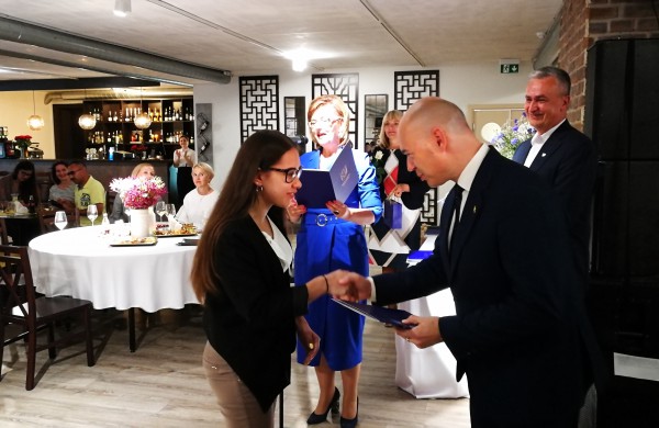 Šiandien pirmą kartą Jonavoje pagerbti mokiniai „šimtukininkai“ 