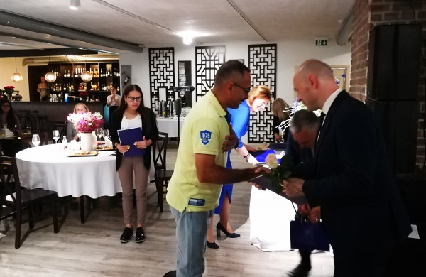 Šiandien pirmą kartą Jonavoje pagerbti mokiniai „šimtukininkai“ 