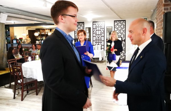 Šiandien pirmą kartą Jonavoje pagerbti mokiniai „šimtukininkai“ 