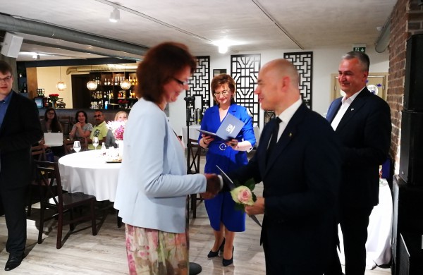 Šiandien pirmą kartą Jonavoje pagerbti mokiniai „šimtukininkai“ 