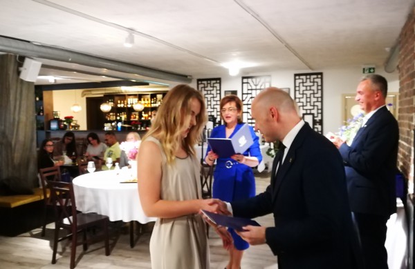 Šiandien pirmą kartą Jonavoje pagerbti mokiniai „šimtukininkai“ 