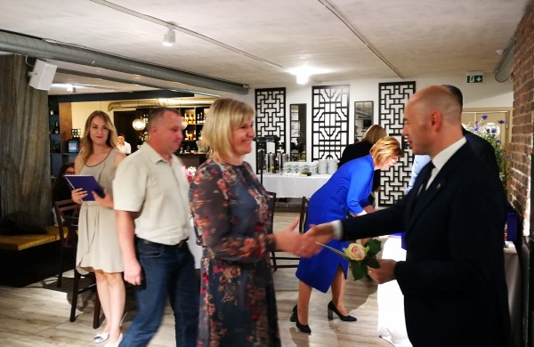 Šiandien pirmą kartą Jonavoje pagerbti mokiniai „šimtukininkai“ 