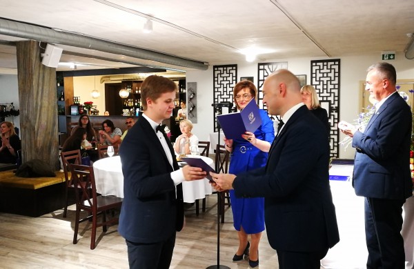 Šiandien pirmą kartą Jonavoje pagerbti mokiniai „šimtukininkai“ 