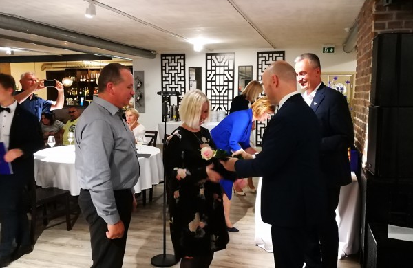 Šiandien pirmą kartą Jonavoje pagerbti mokiniai „šimtukininkai“ 