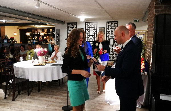 Šiandien pirmą kartą Jonavoje pagerbti mokiniai „šimtukininkai“ 