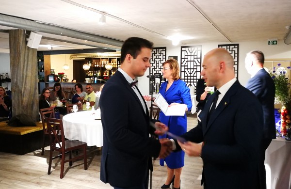 Šiandien pirmą kartą Jonavoje pagerbti mokiniai „šimtukininkai“ 